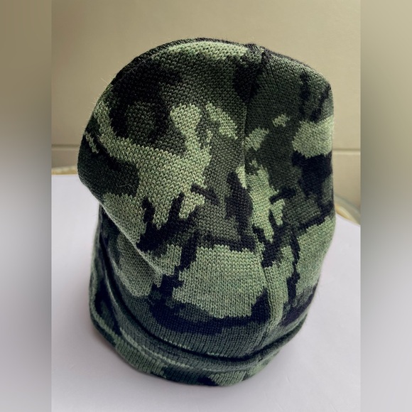 UGG Camo Knit Beanie in Green and Black. Women.
NWT 
MSRP $55 main image 7